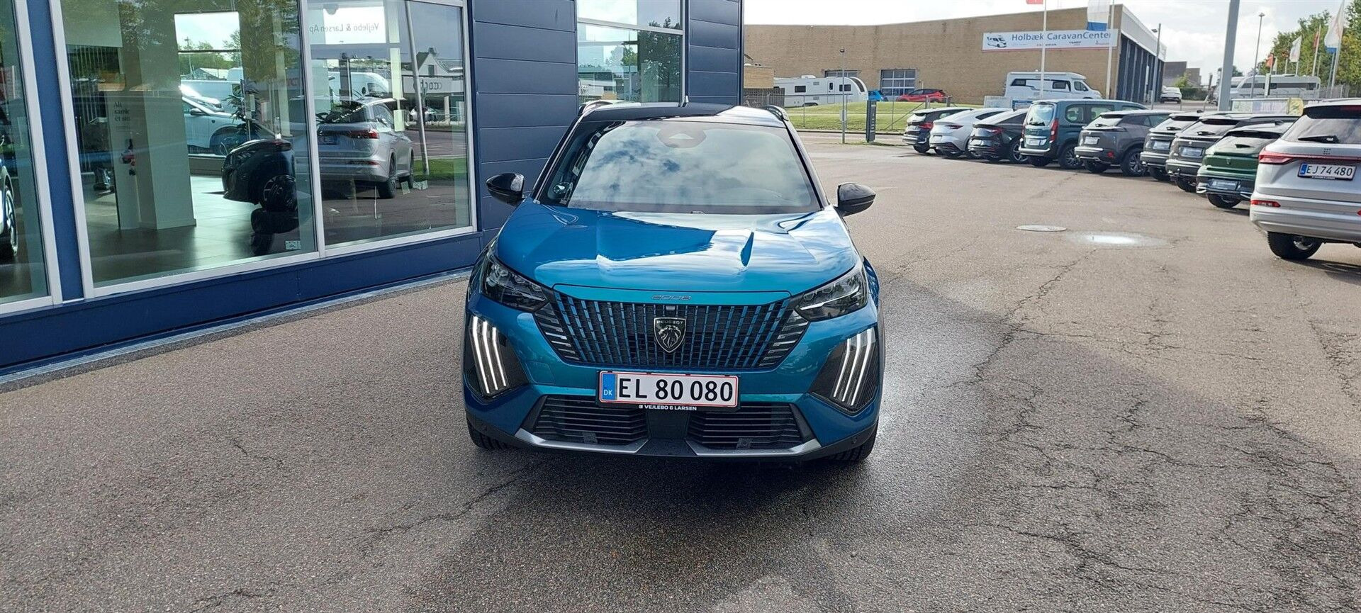 Blå Peugeot e-2008 fra 2025