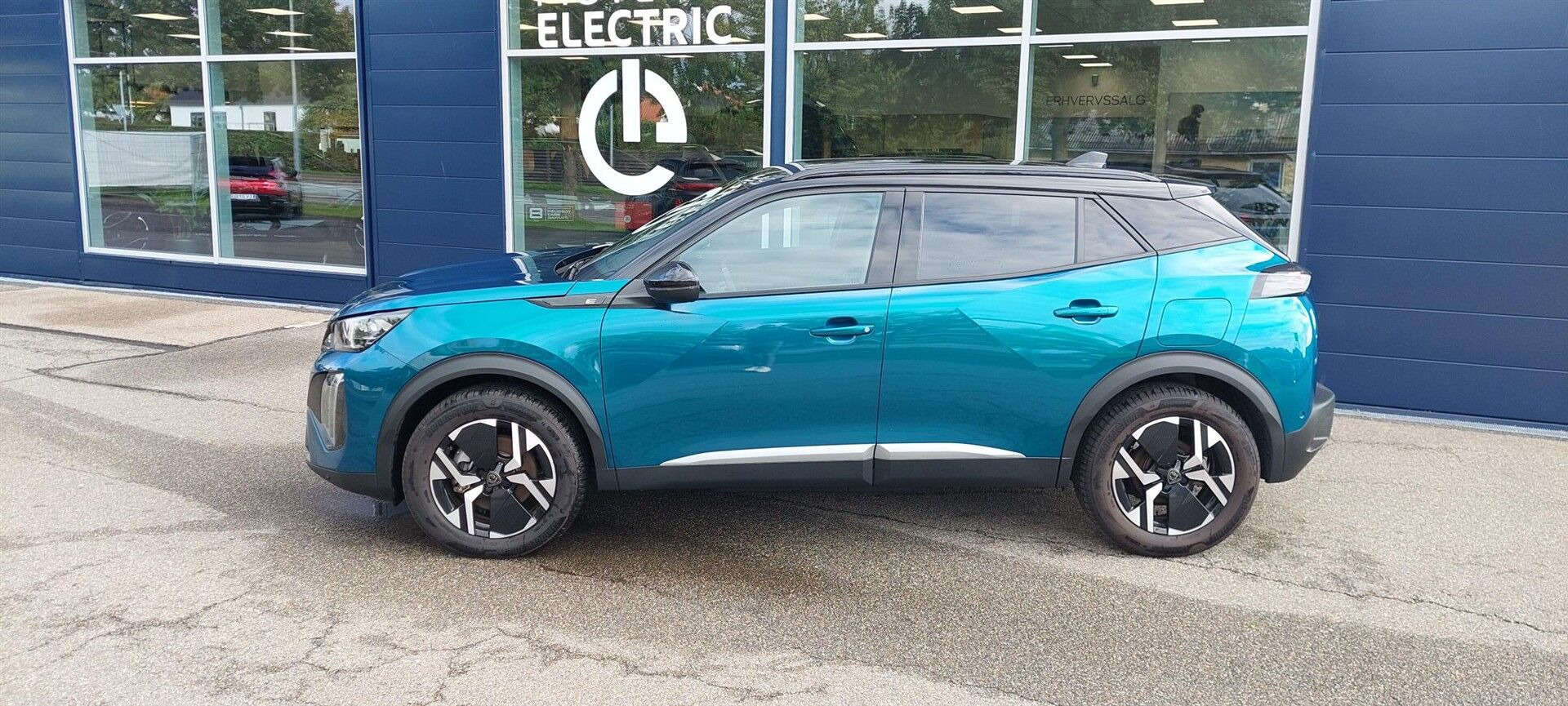 Blå Peugeot e-2008 fra 2025