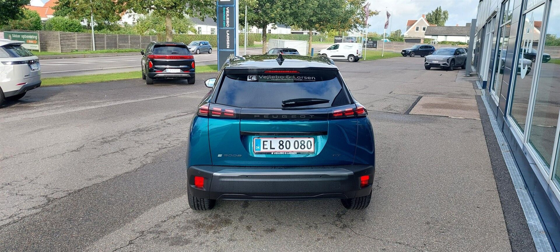 Blå Peugeot e-2008 fra 2025