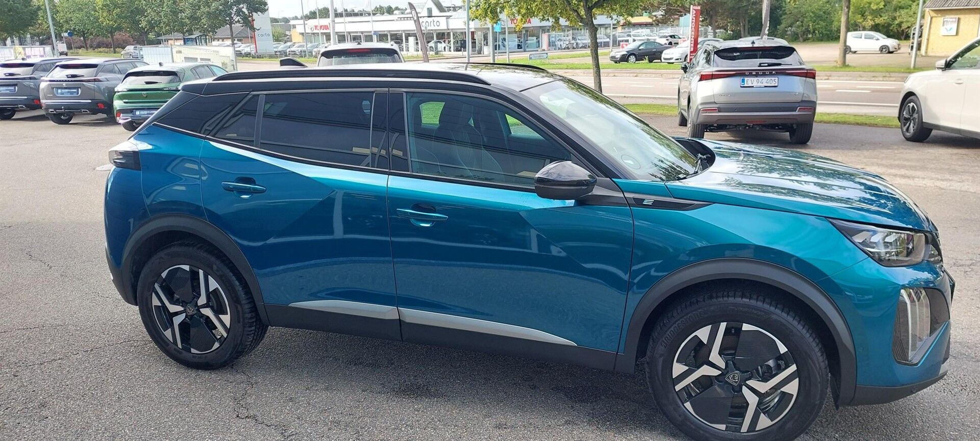 Blå Peugeot e-2008 fra 2025