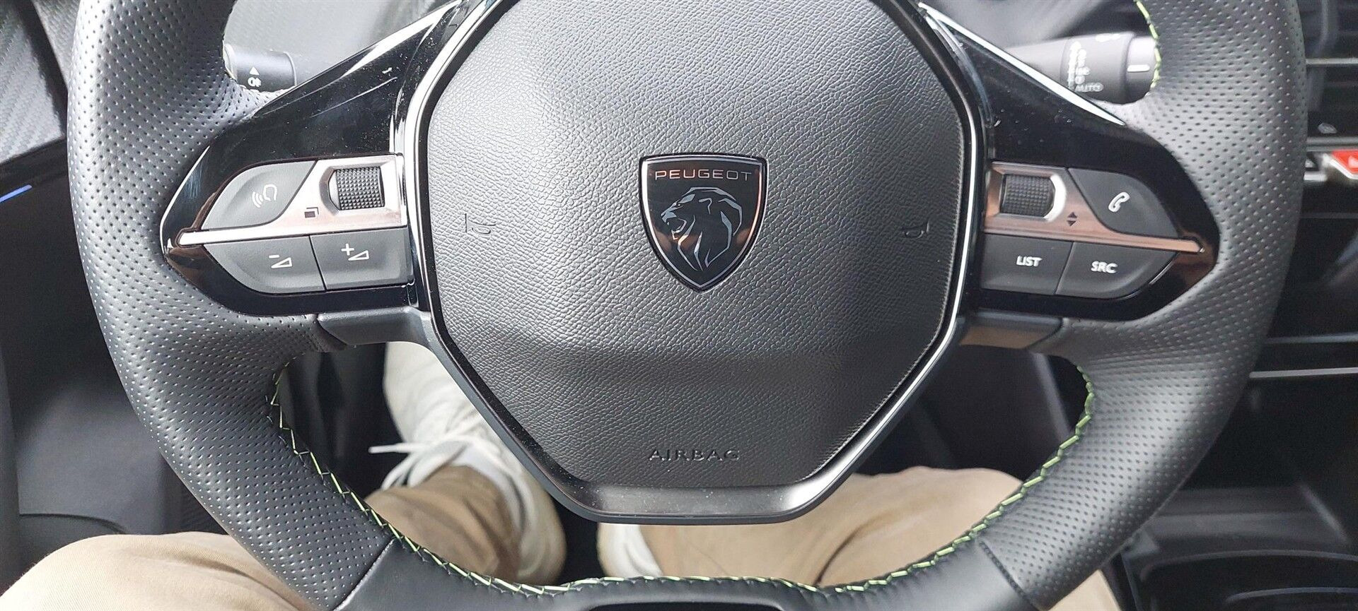 Blå Peugeot e-2008 fra 2025