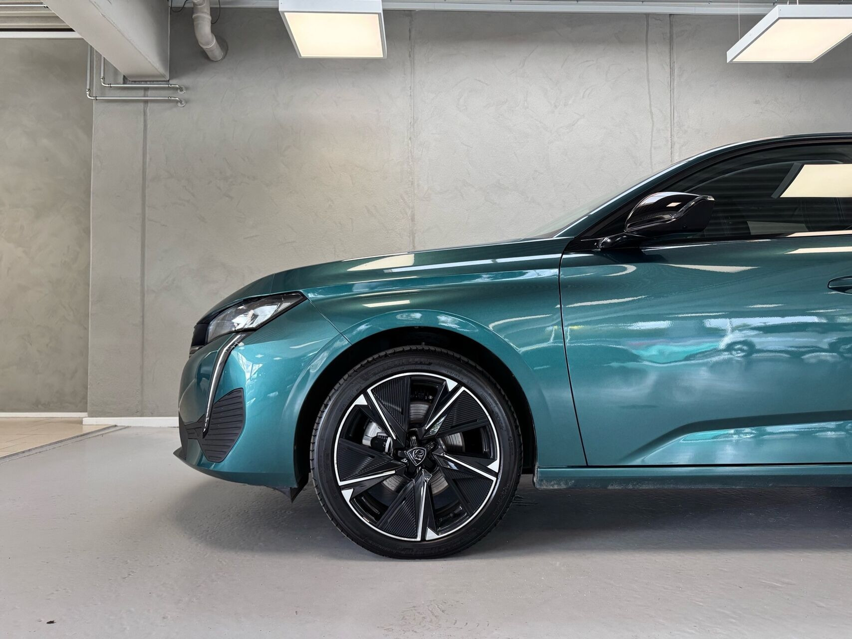 Blå Peugeot E-308 fra 2025