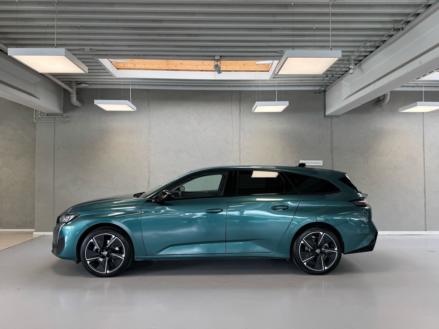 Blå Peugeot E-308 fra 2025
