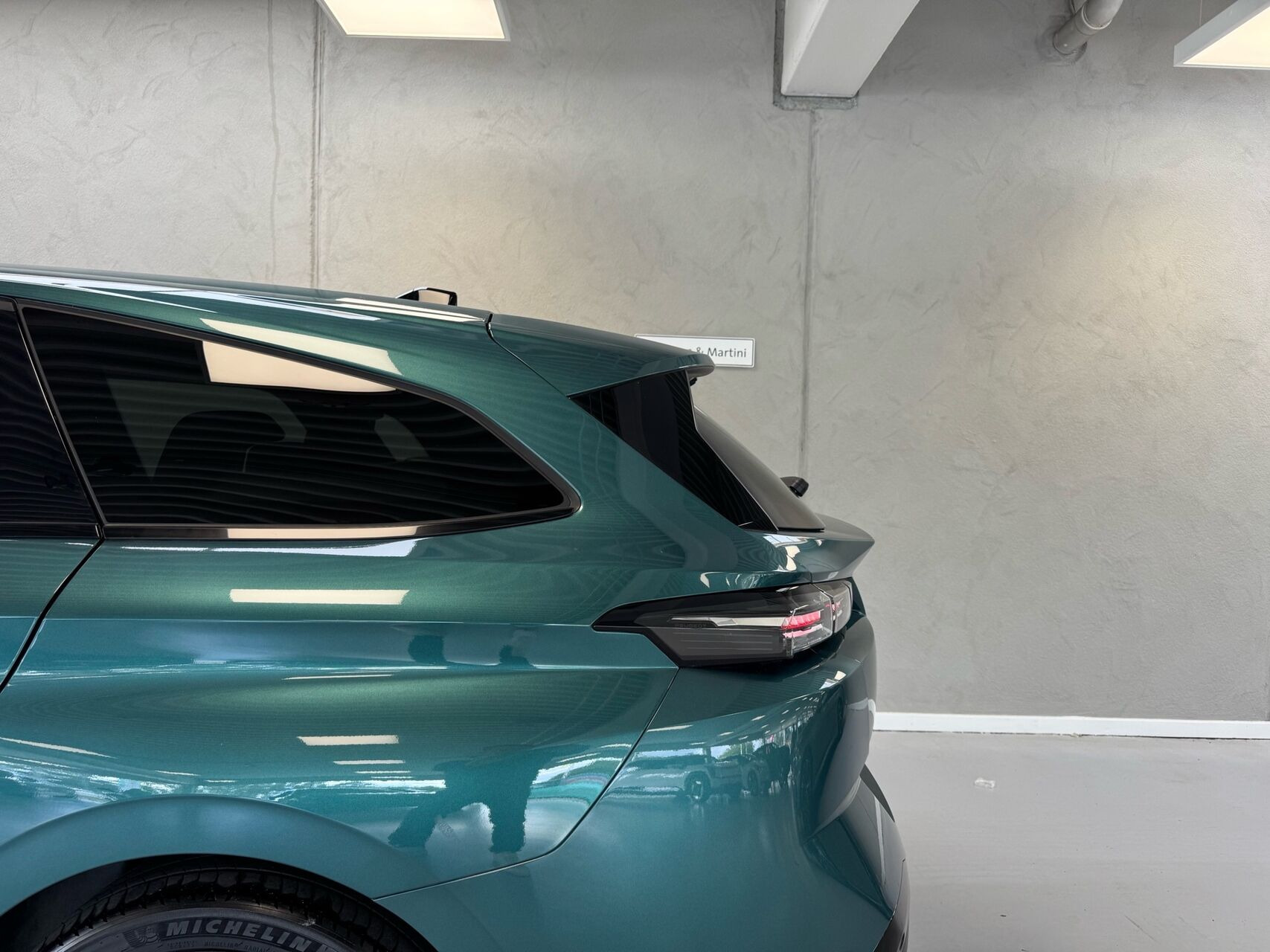 Blå Peugeot E-308 fra 2025