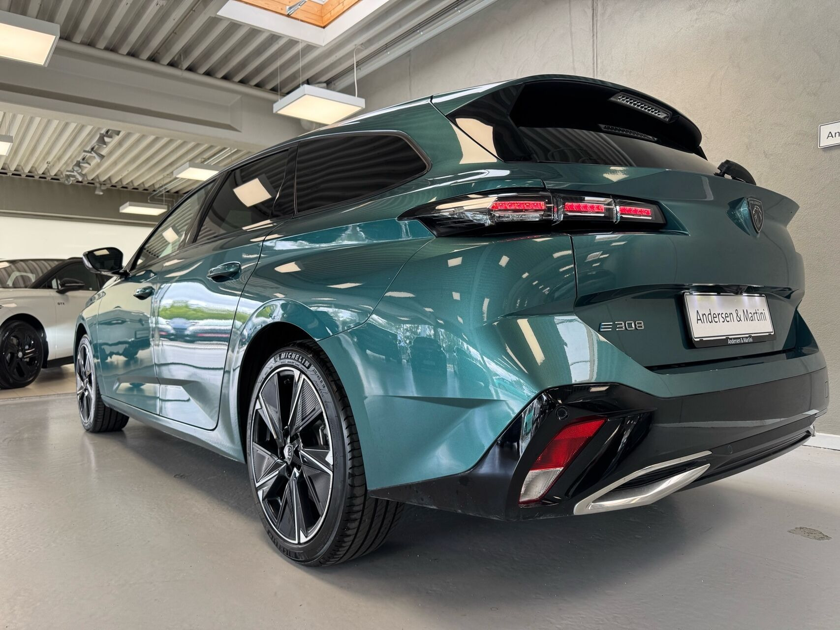 Blå Peugeot E-308 fra 2025