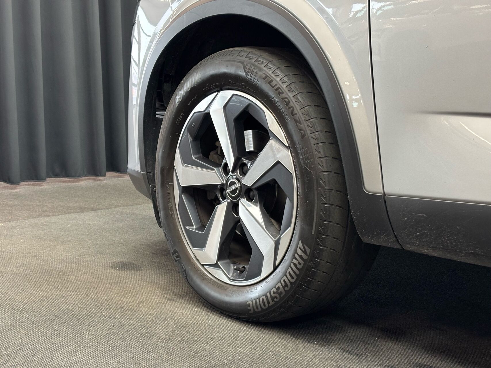 Sølv Nissan Qashqai fra 2023