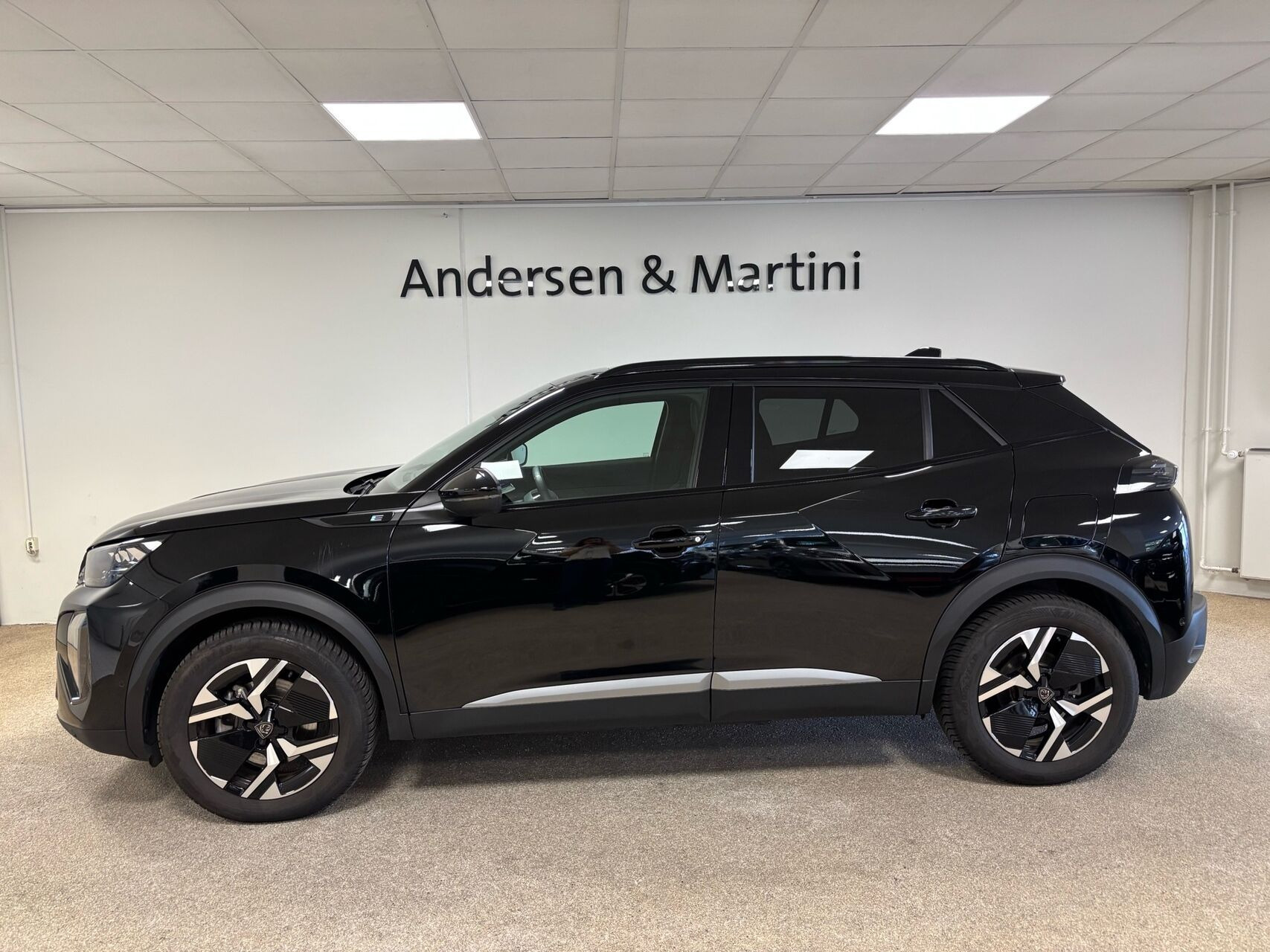 Sort Peugeot e-2008 fra 2025