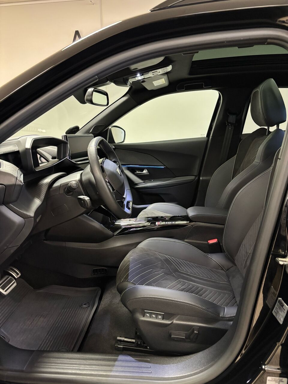 Sort Peugeot e-2008 fra 2025