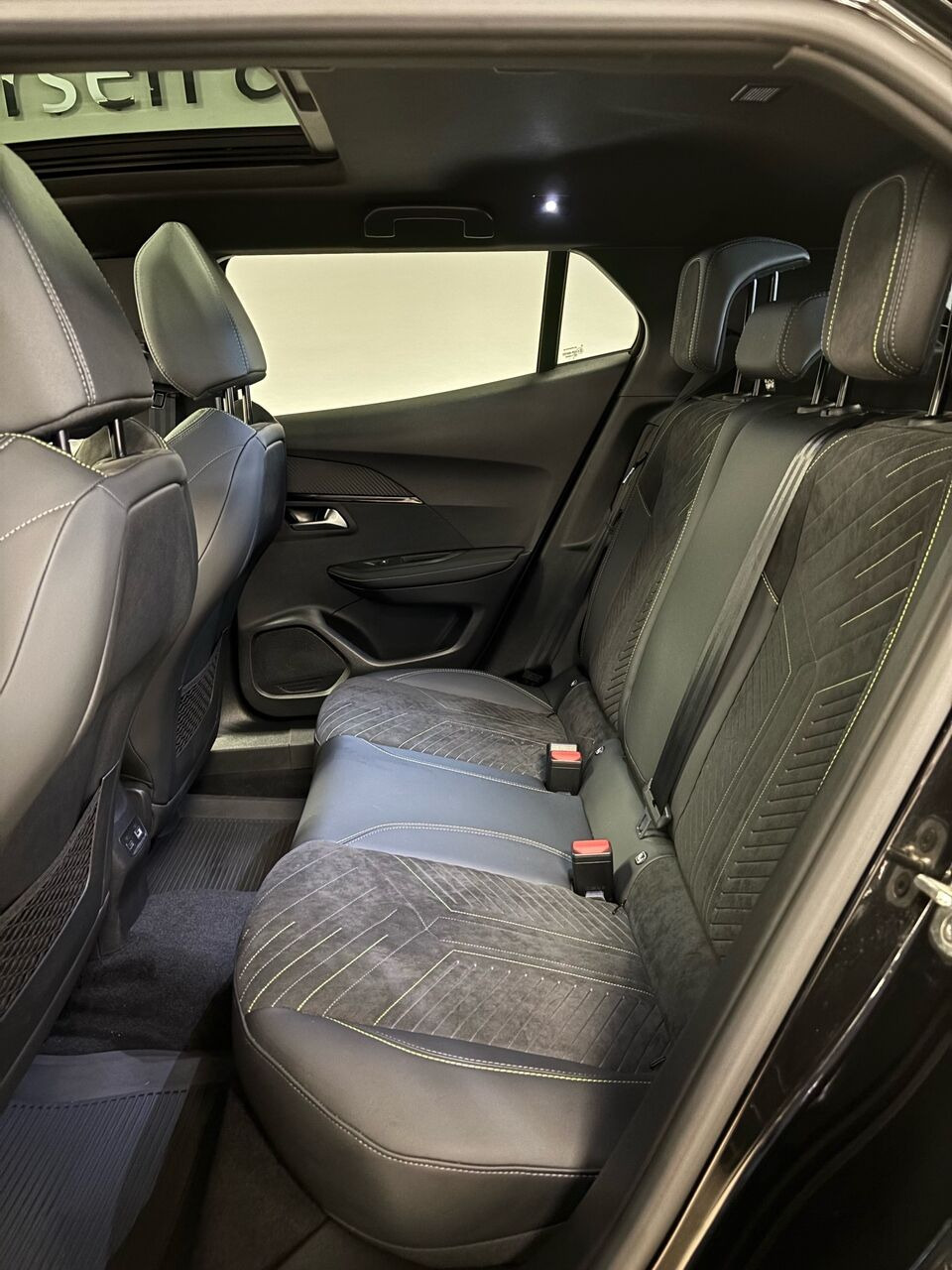 Sort Peugeot e-2008 fra 2025