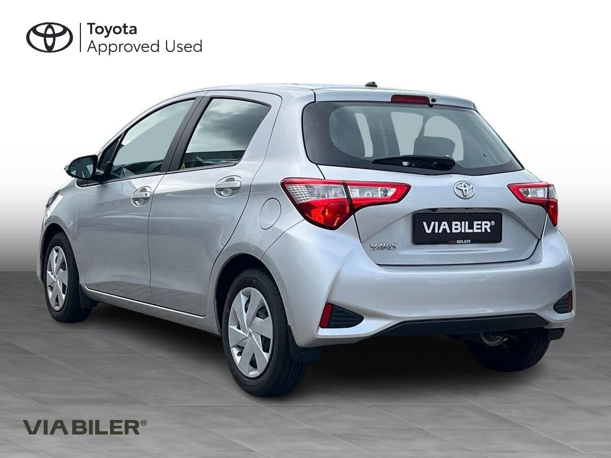 Sølv Toyota Yaris fra 2020