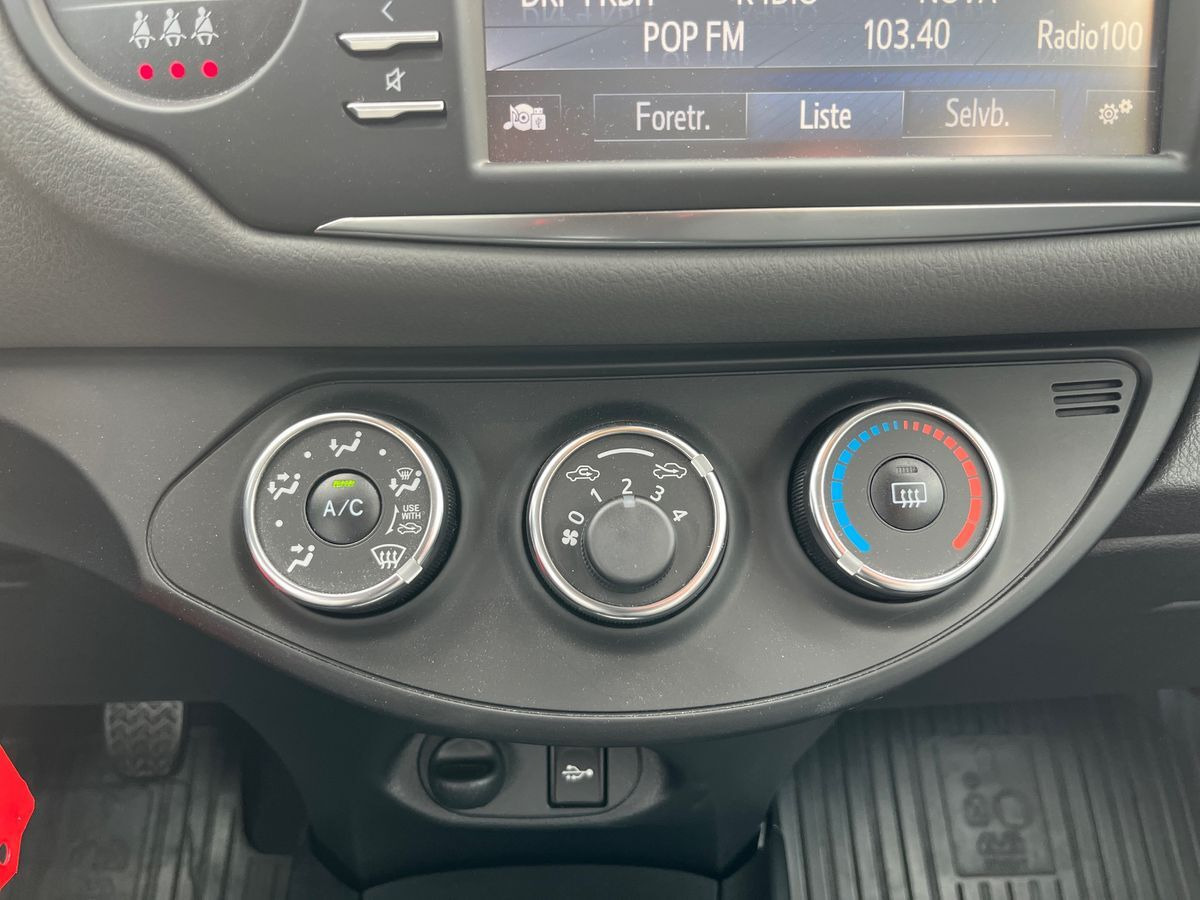 Sølv Toyota Yaris fra 2020