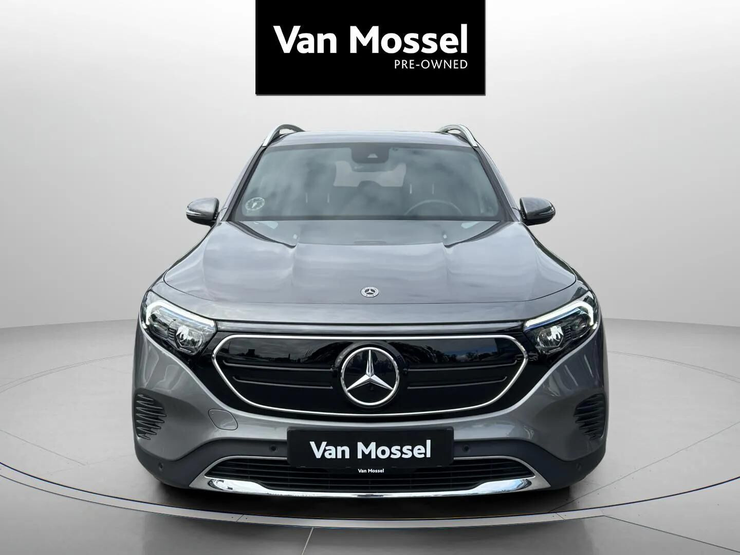 Grå Mercedes EQB250 fra 2023