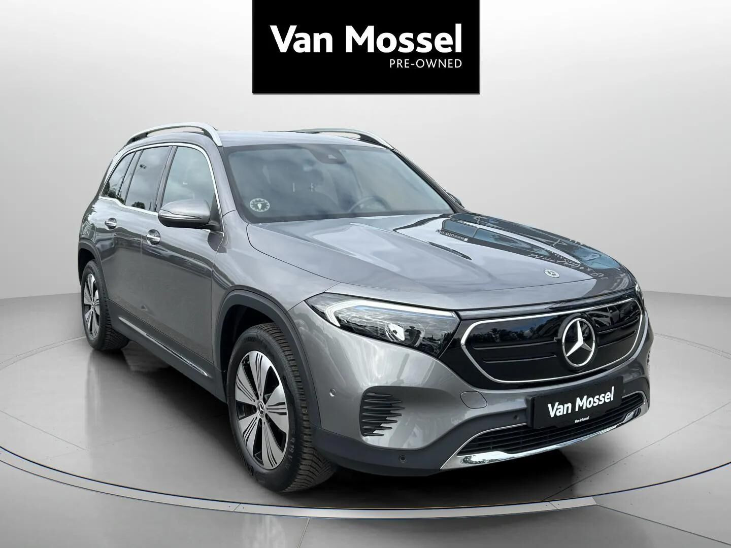 Grå Mercedes EQB250 fra 2023