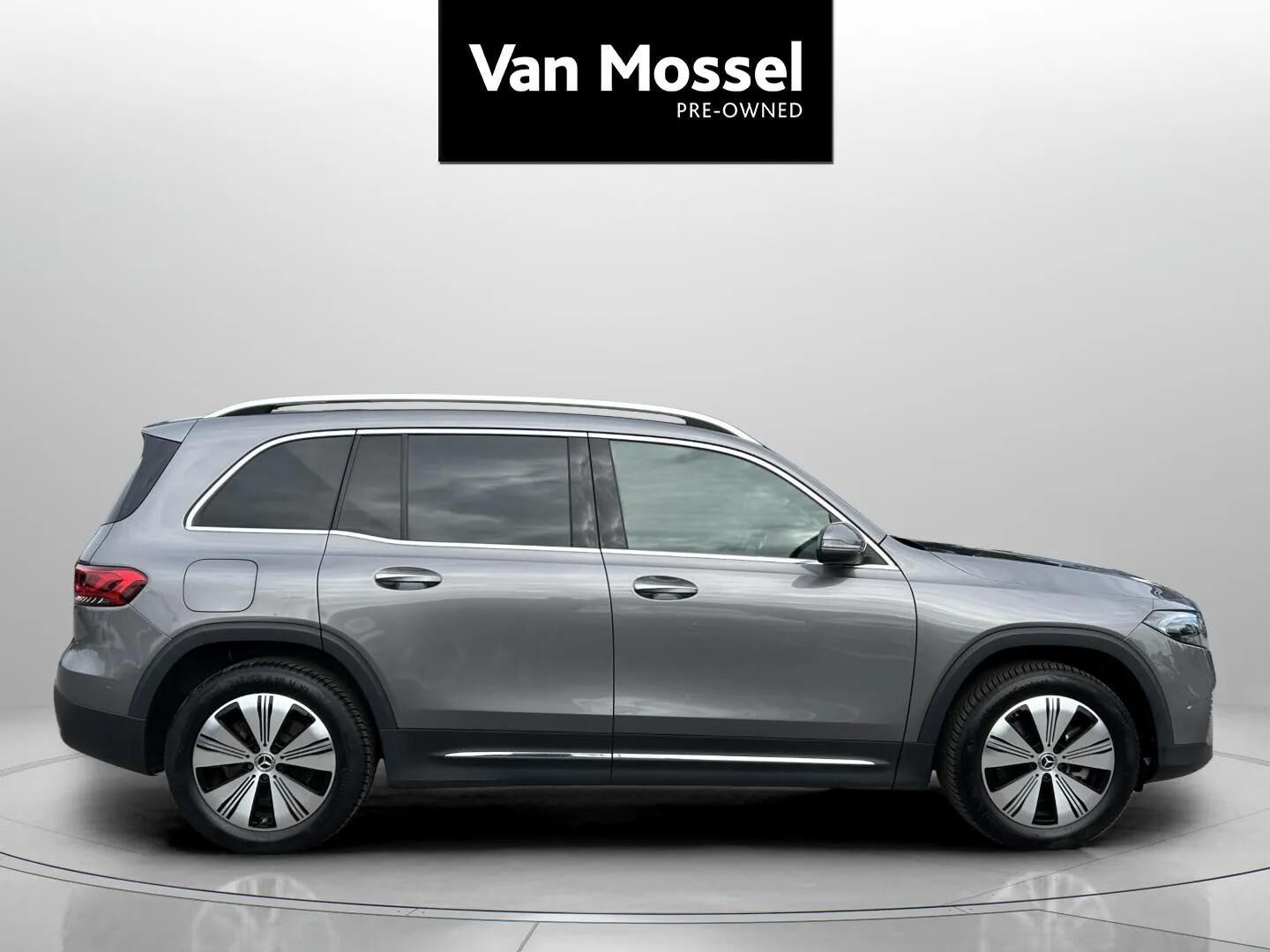 Grå Mercedes EQB250 fra 2023