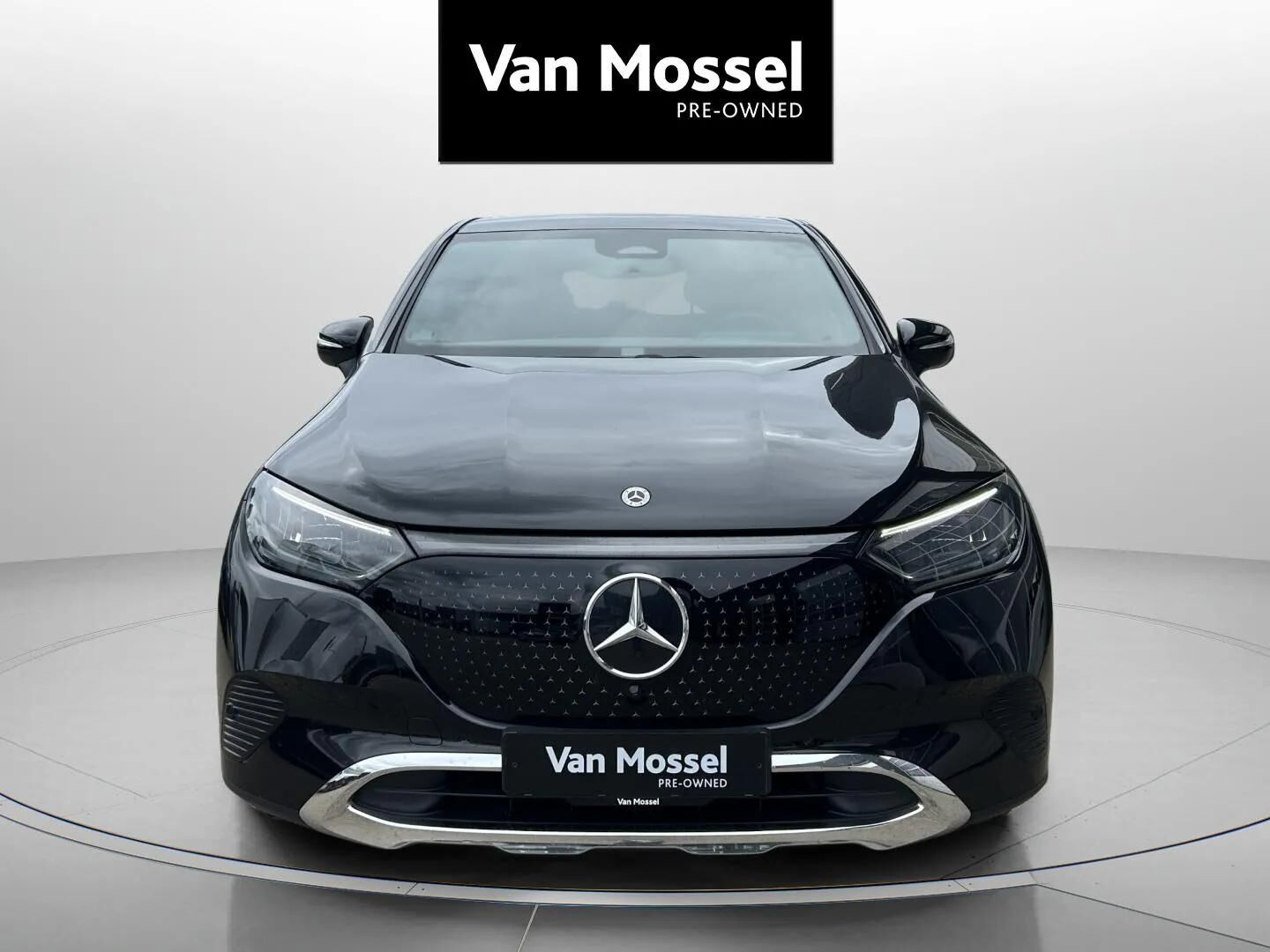 Sort Mercedes EQE350 fra 2023