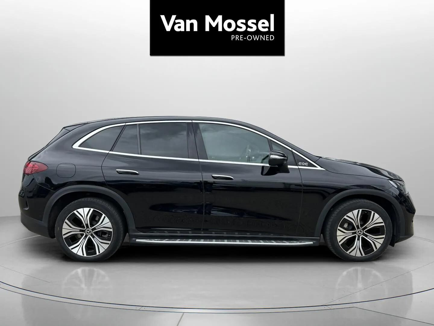 Sort Mercedes EQE350 fra 2023