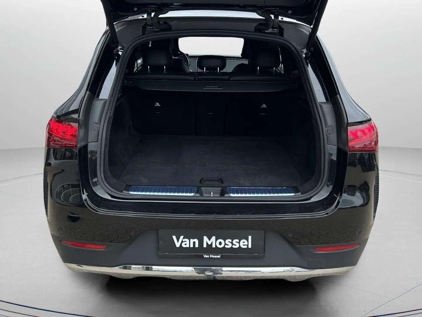 Sort Mercedes EQE350 fra 2023