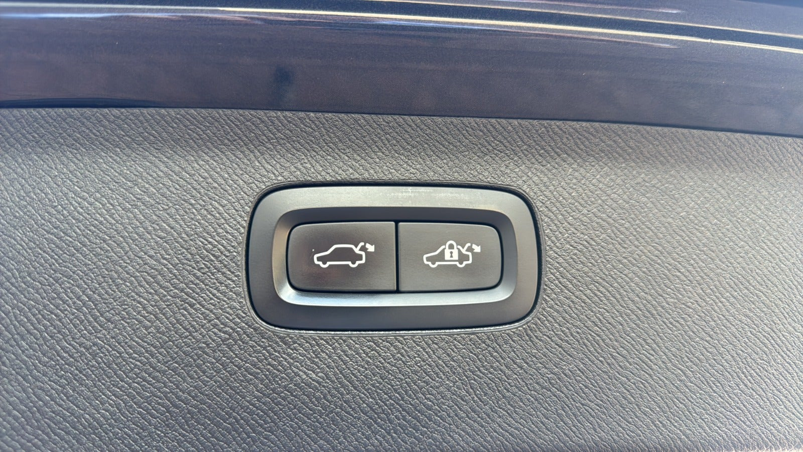 Grå Volvo XC90 fra 2016