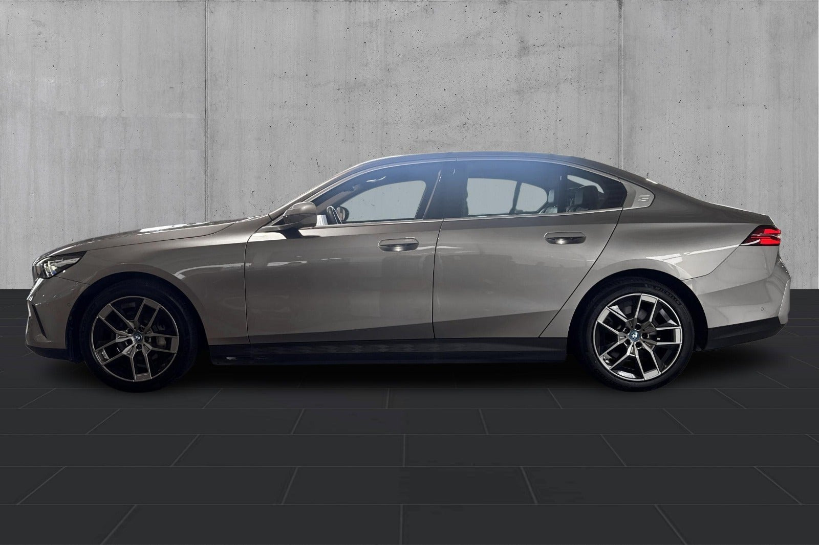 Grå BMW i5 fra 2024