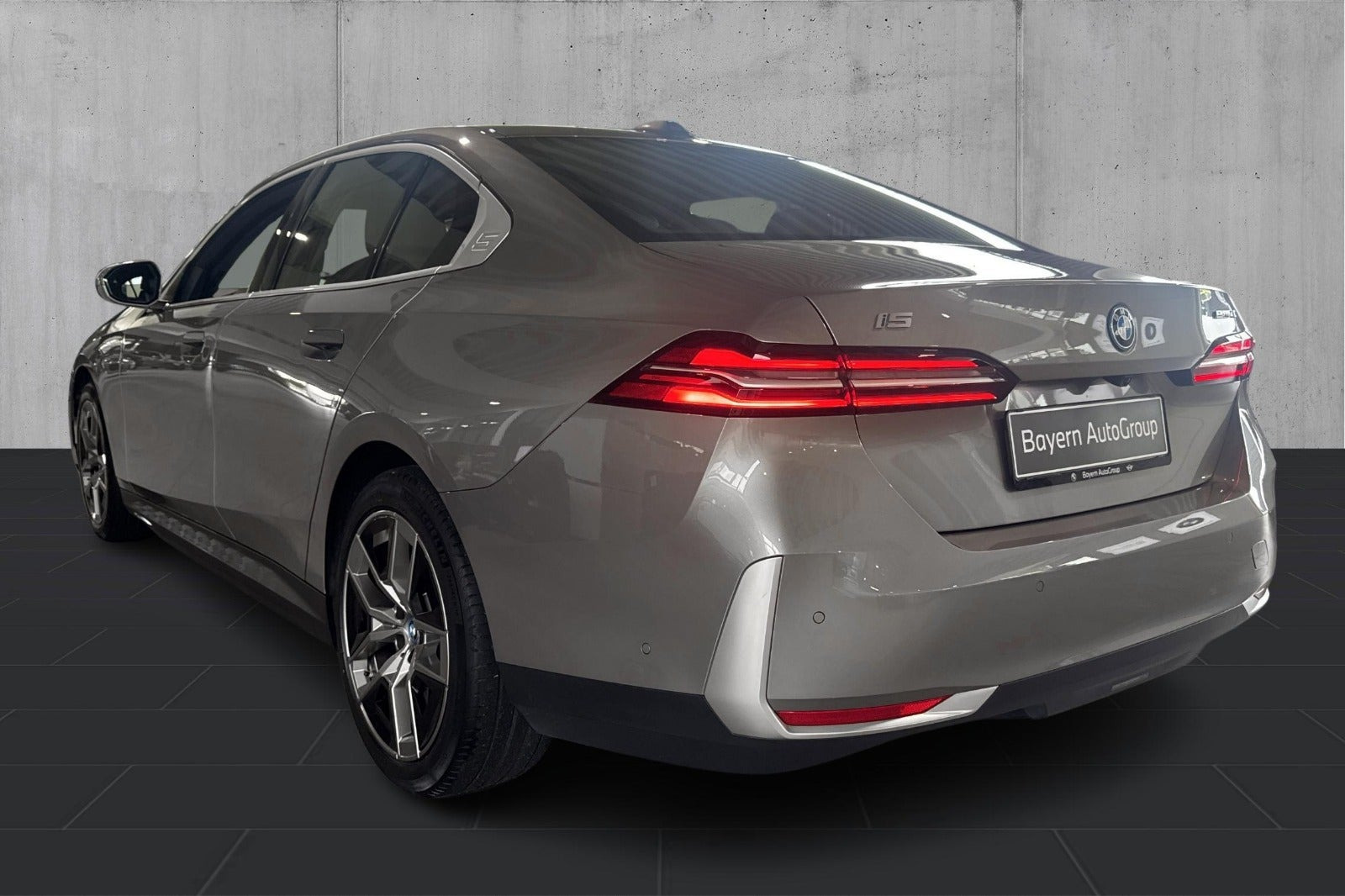 Grå BMW i5 fra 2024