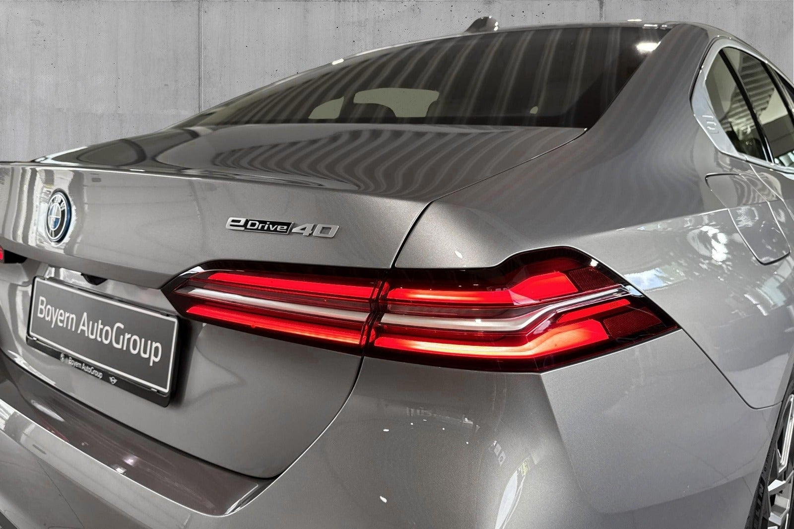 Grå BMW i5 fra 2024