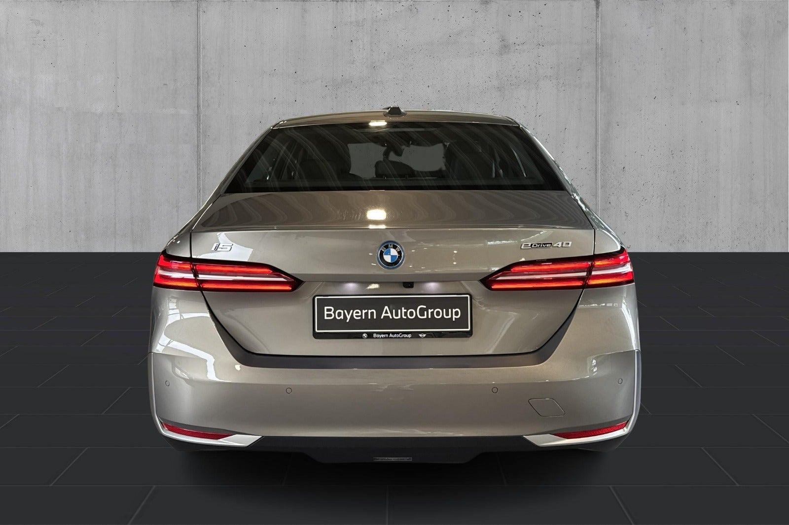 Grå BMW i5 fra 2024