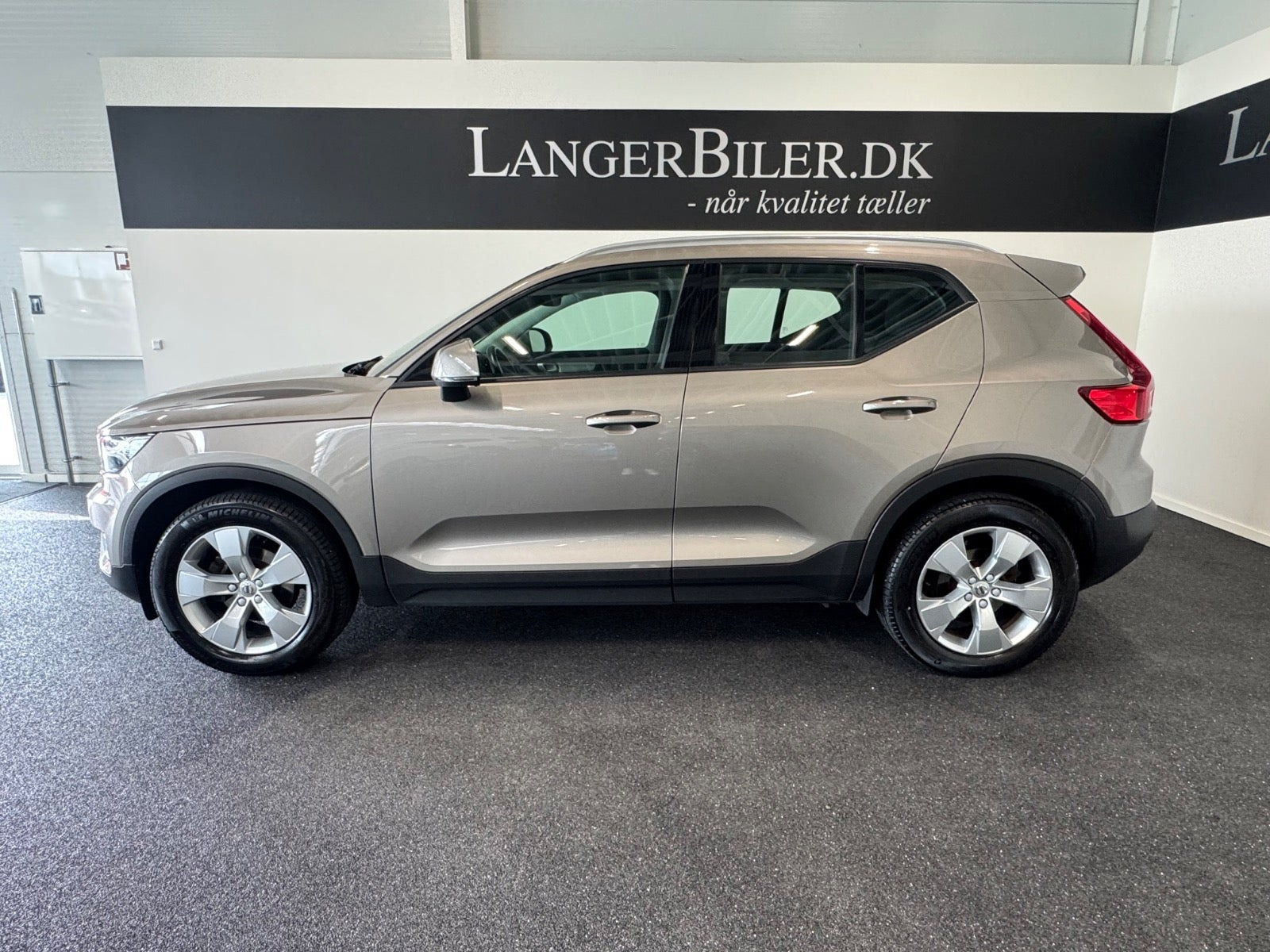 Beige Volvo XC40 fra 2021