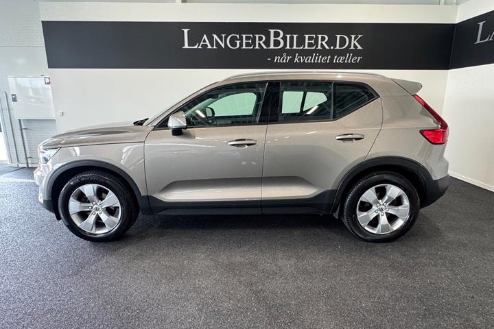 Beige Volvo XC40 fra 2021