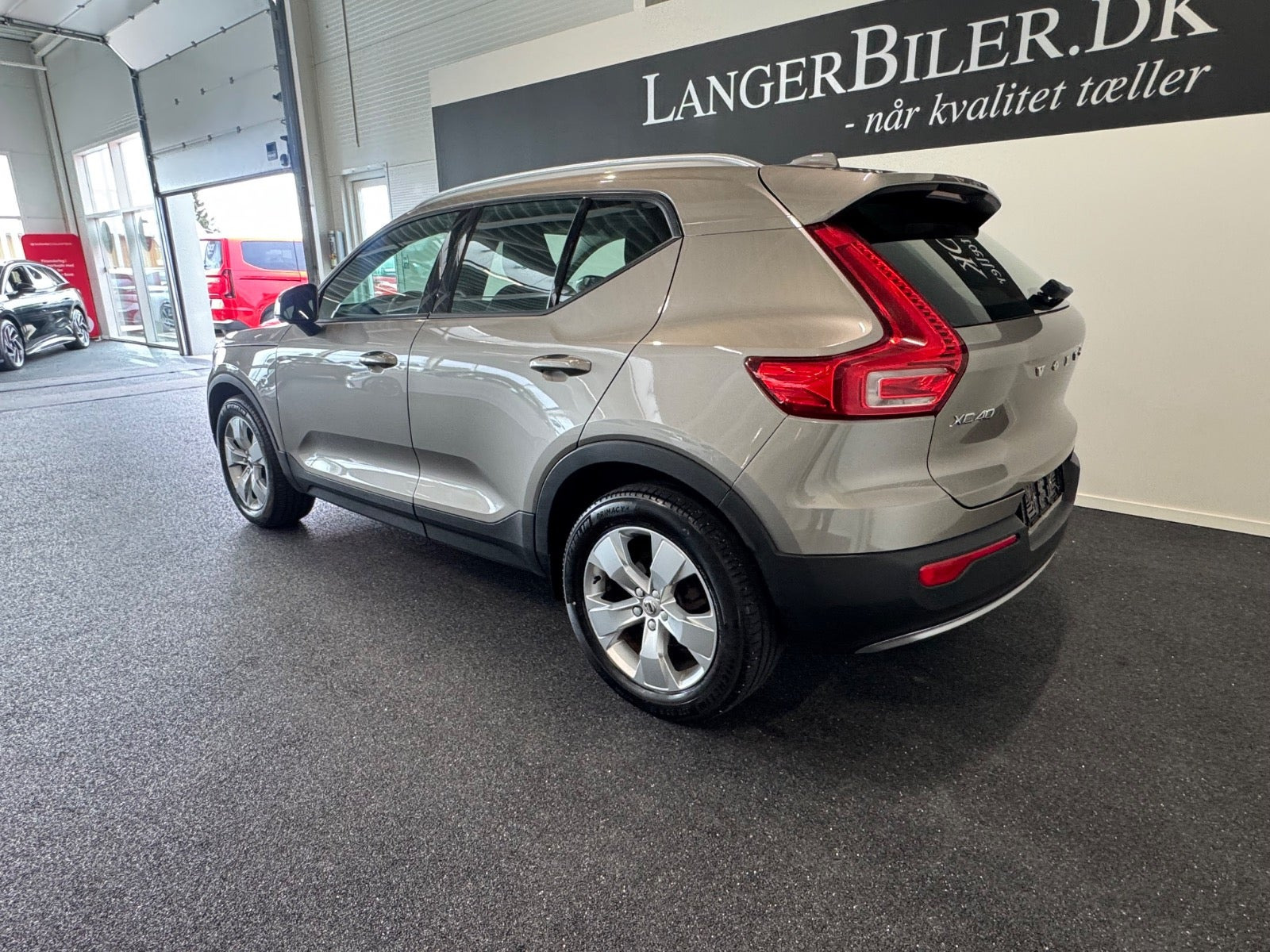 Beige Volvo XC40 fra 2021