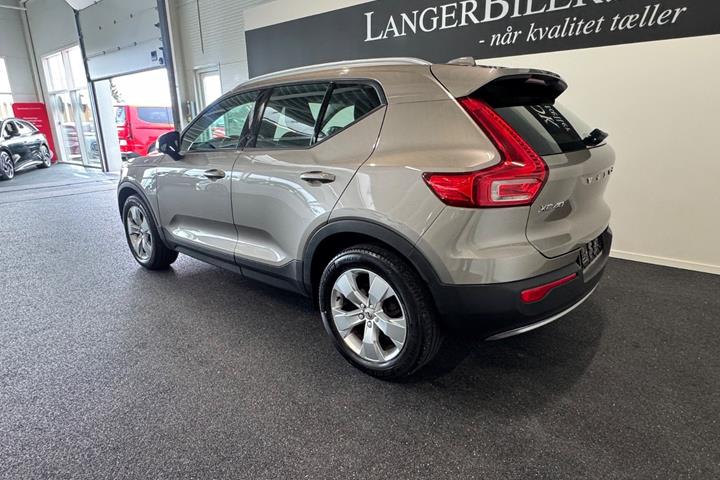 Beige Volvo XC40 fra 2021