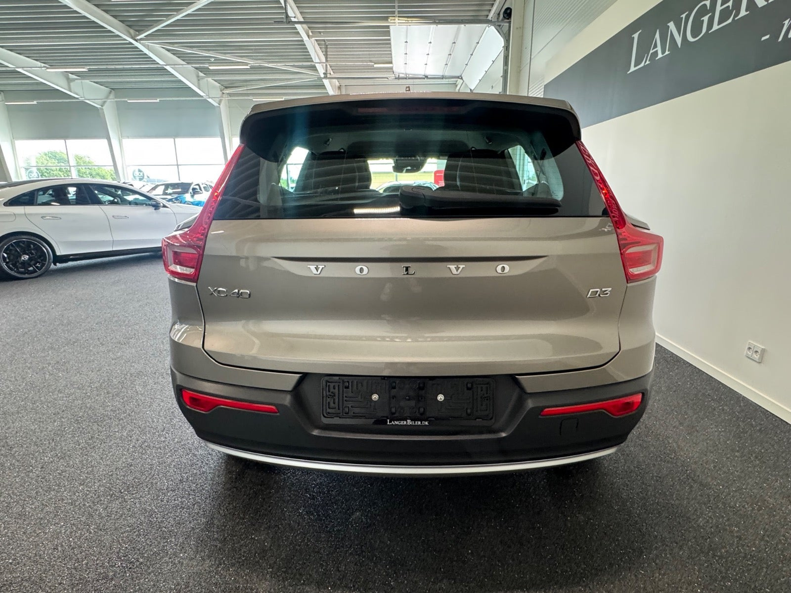 Beige Volvo XC40 fra 2021