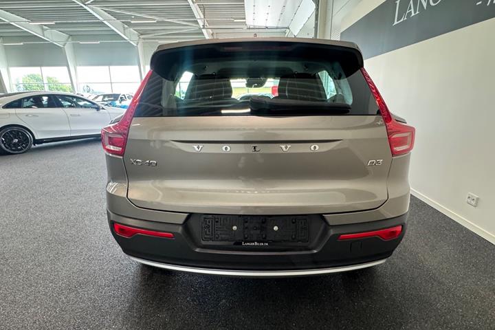Beige Volvo XC40 fra 2021