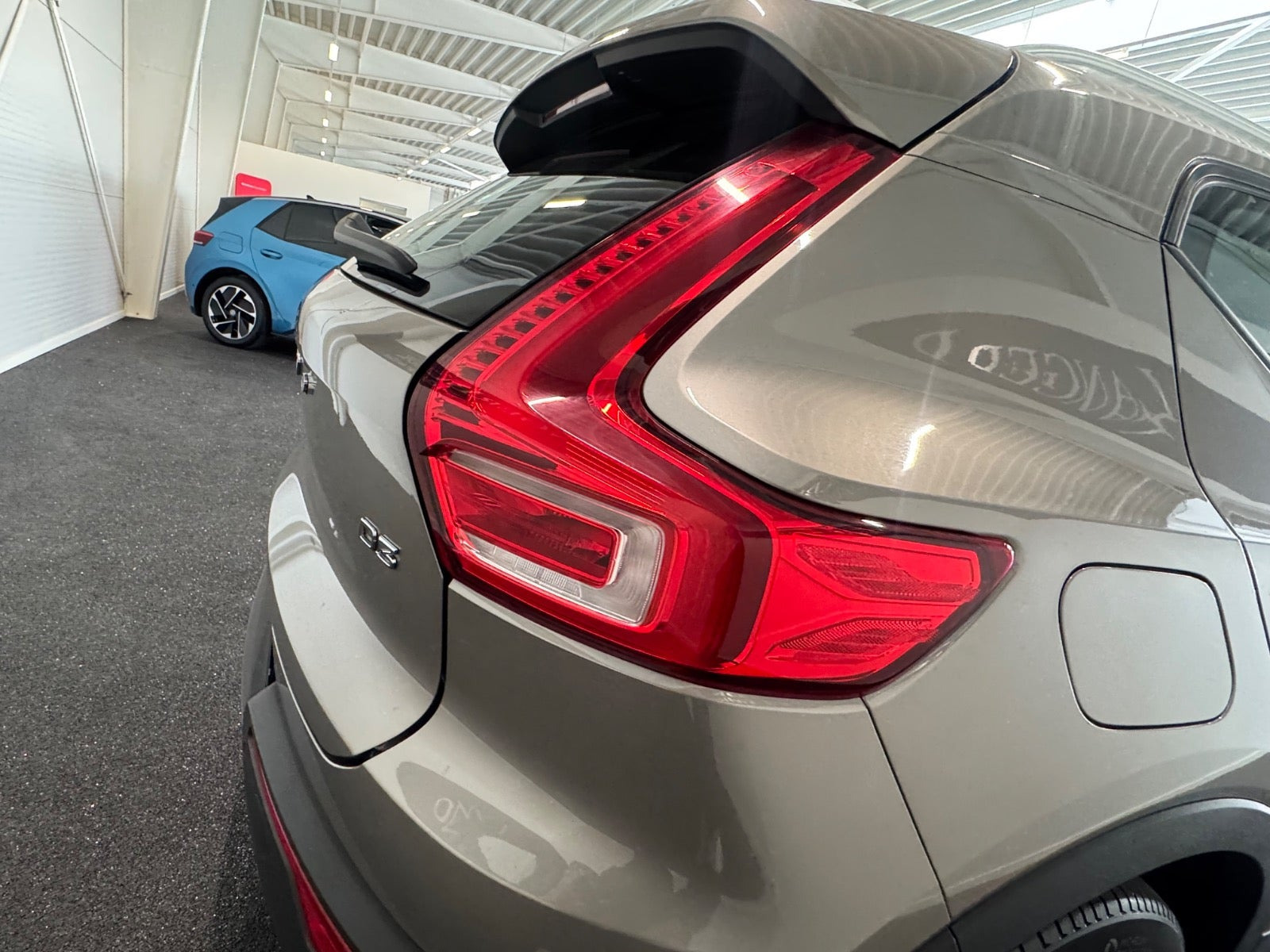 Beige Volvo XC40 fra 2021