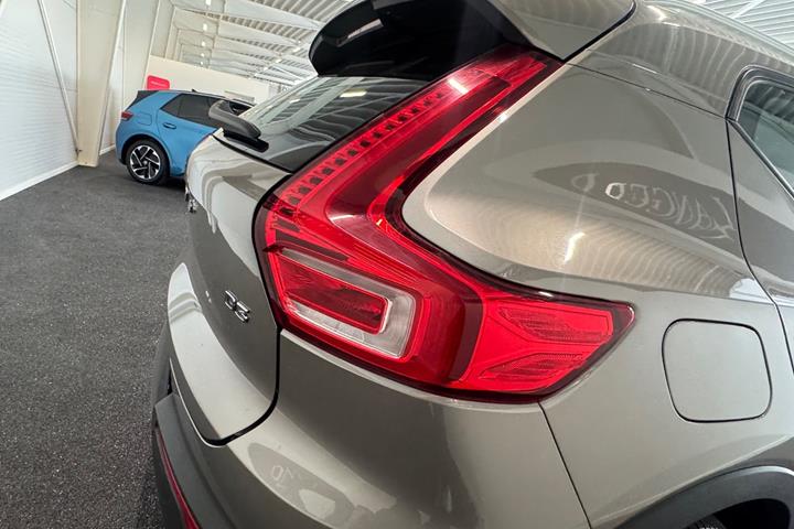 Beige Volvo XC40 fra 2021