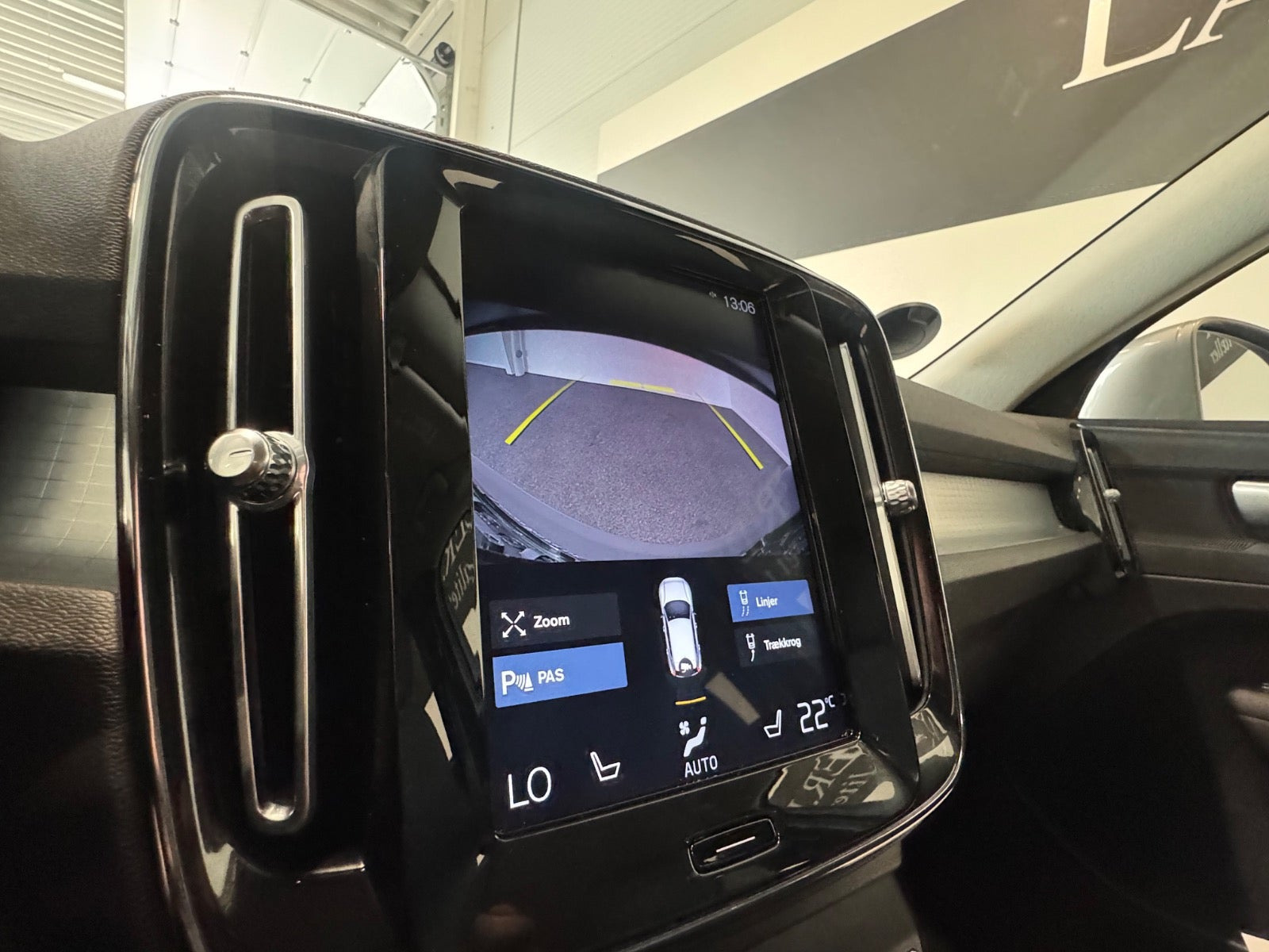 Beige Volvo XC40 fra 2021