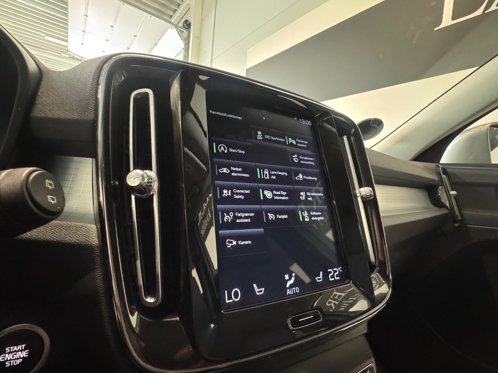 Beige Volvo XC40 fra 2021