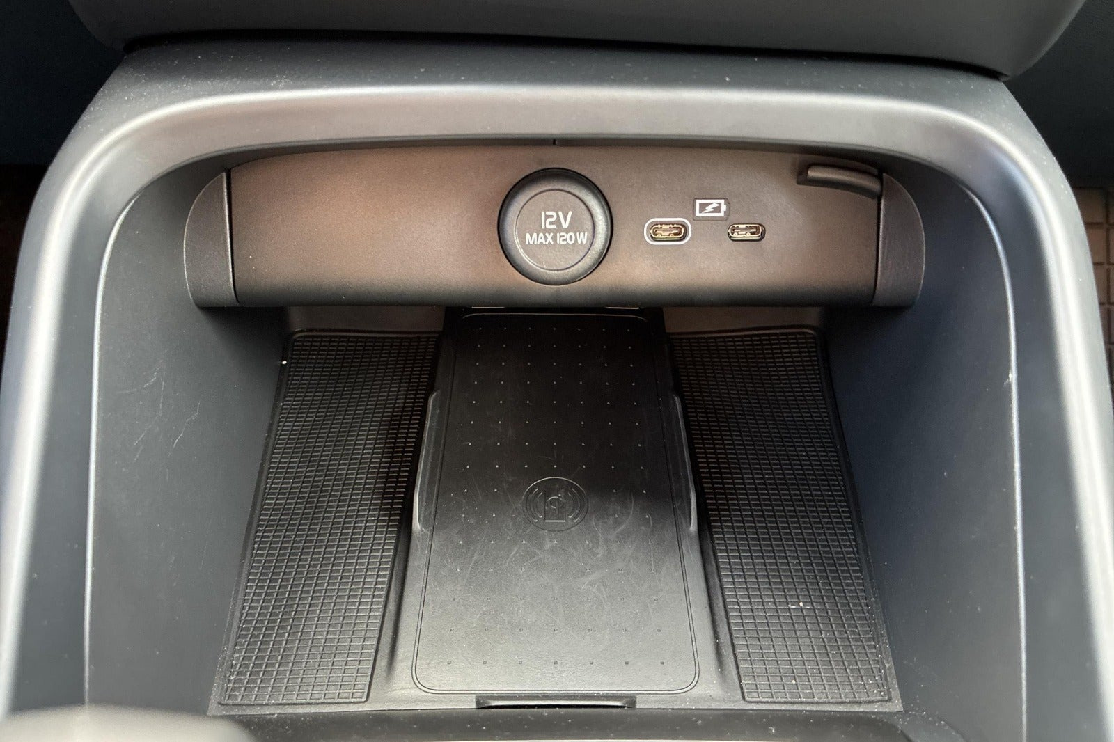 Grå Volvo EX40 fra 2024