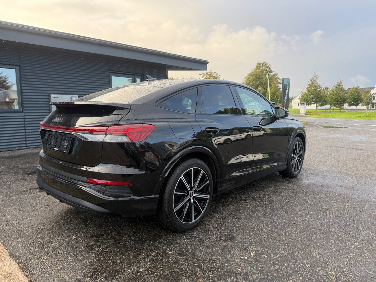 Sort Audi Q4 e-tron fra 2024