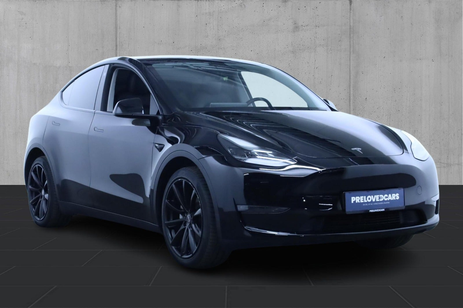 Sort Tesla Model Y fra 2023