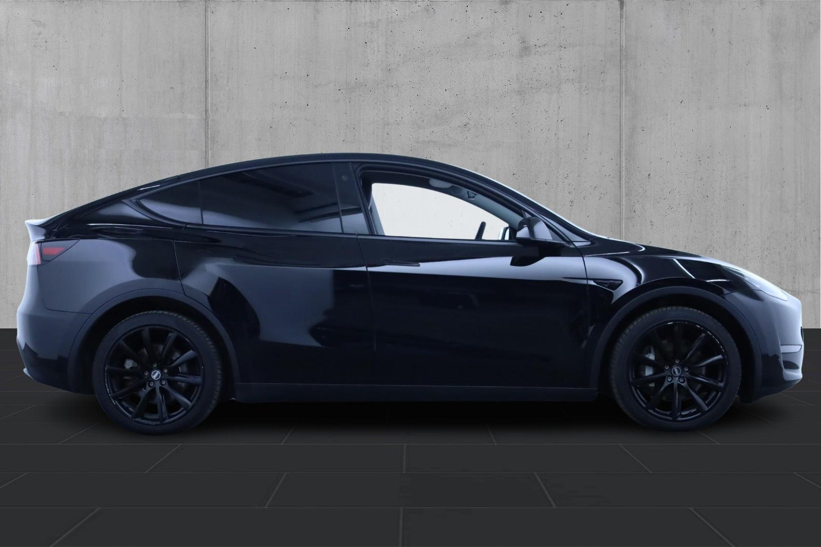 Sort Tesla Model Y fra 2023