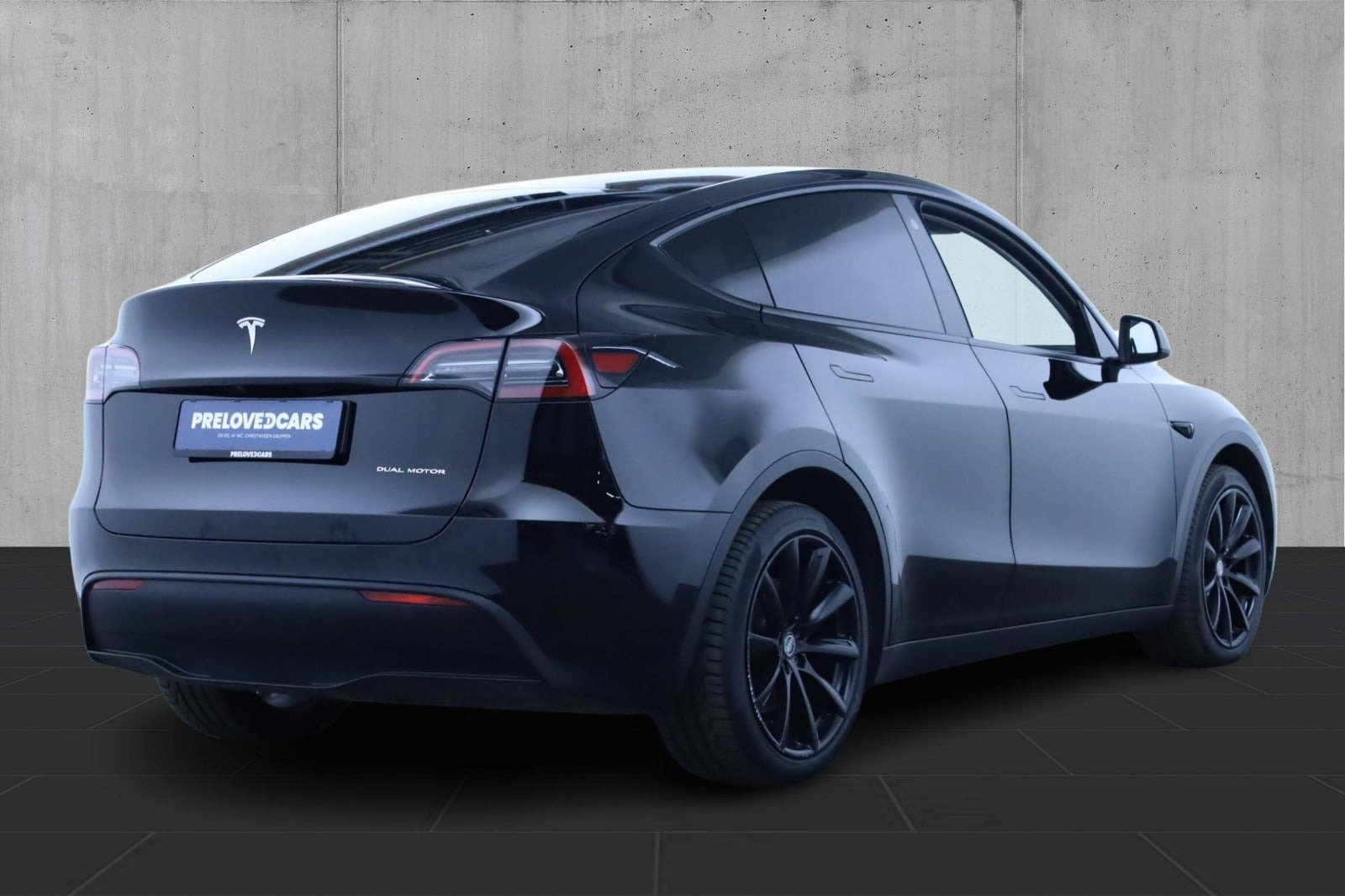 Sort Tesla Model Y fra 2023