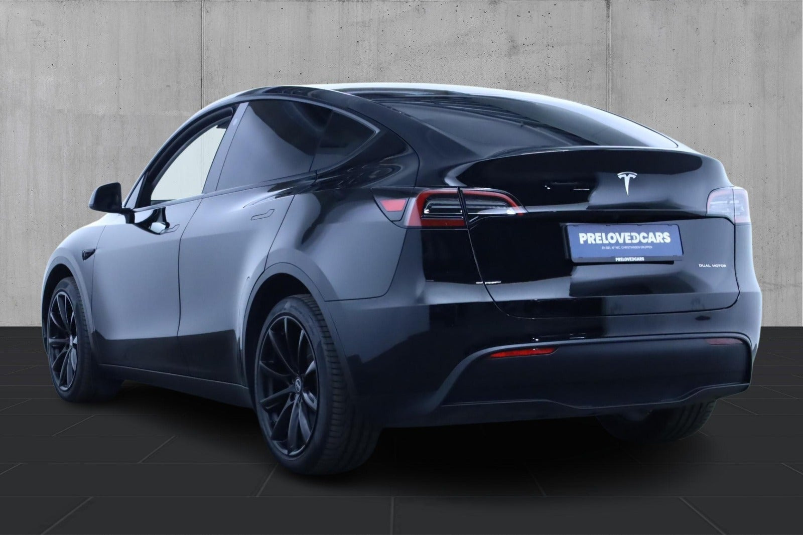 Sort Tesla Model Y fra 2023