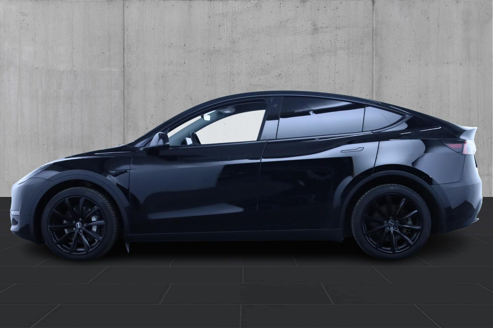 Sort Tesla Model Y fra 2023