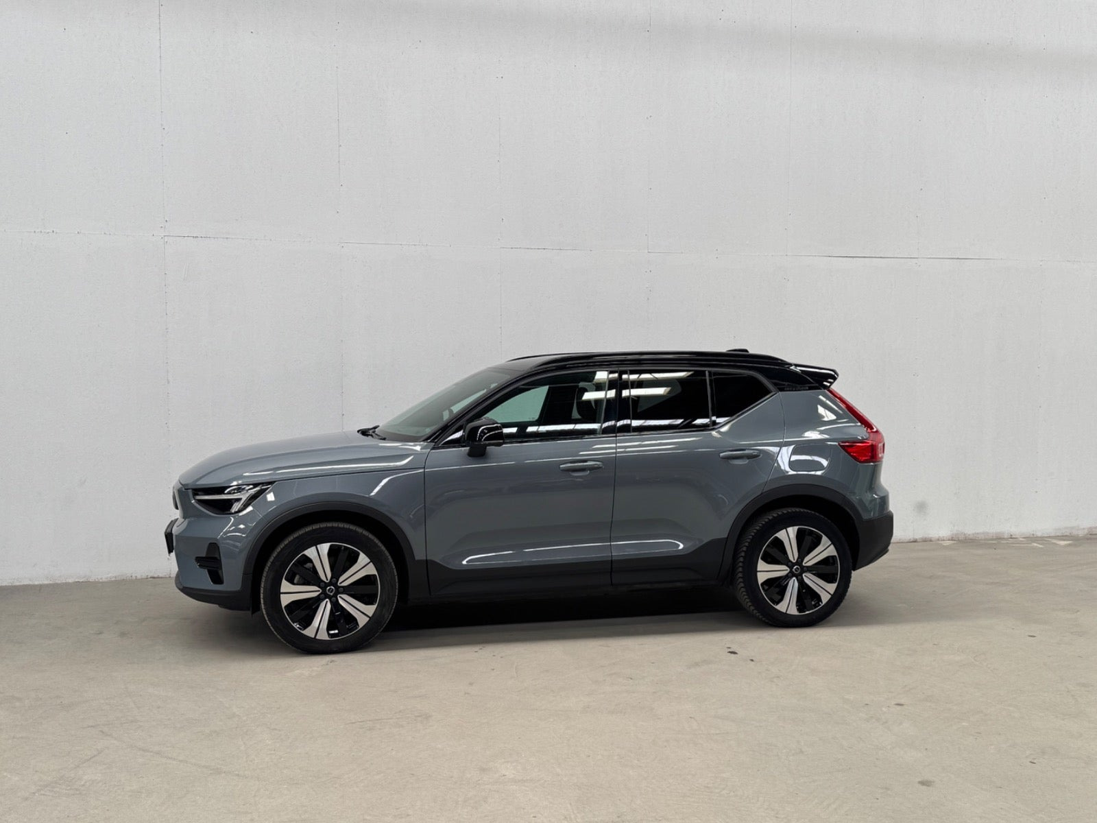 Grå Volvo XC40 fra 2023