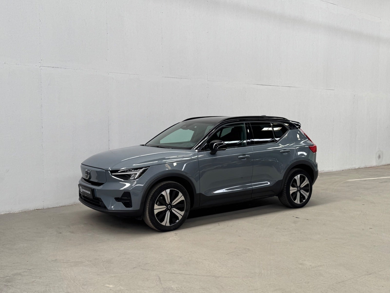 Grå Volvo XC40 fra 2023