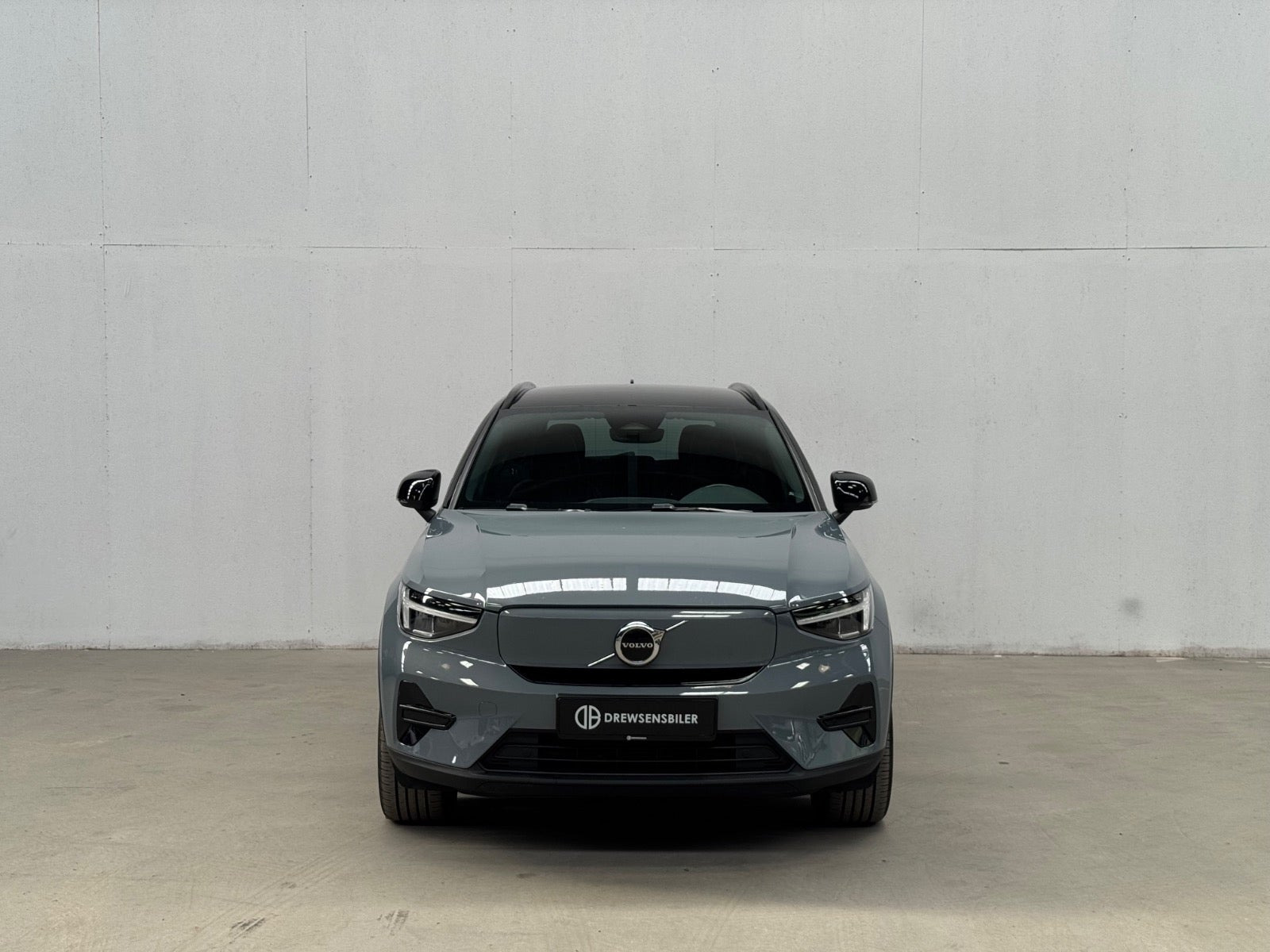 Grå Volvo XC40 fra 2023