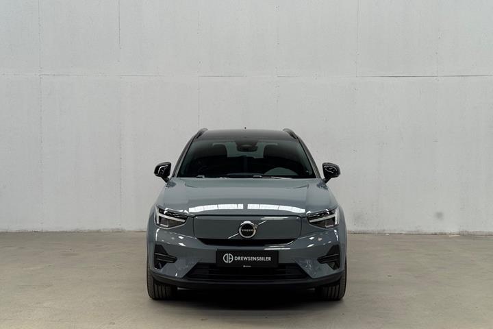 Grå Volvo XC40 fra 2023