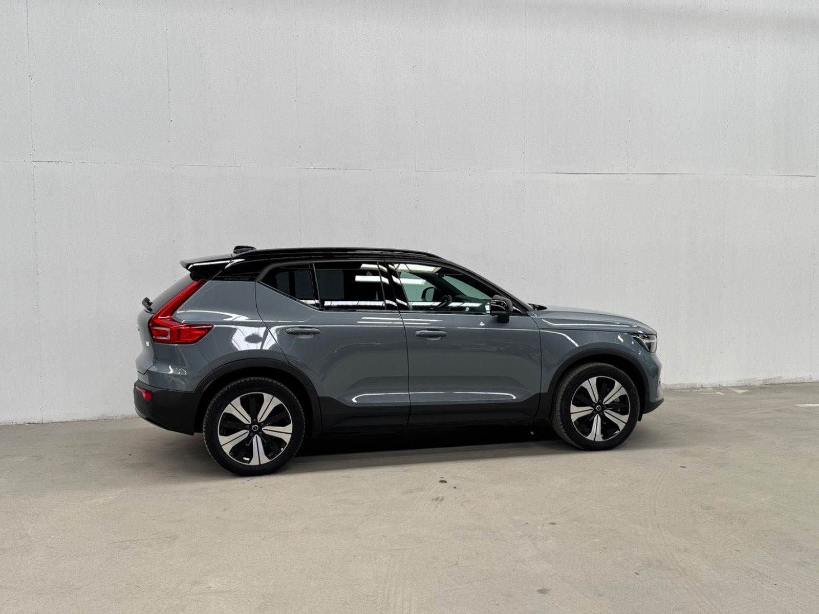 Grå Volvo XC40 fra 2023