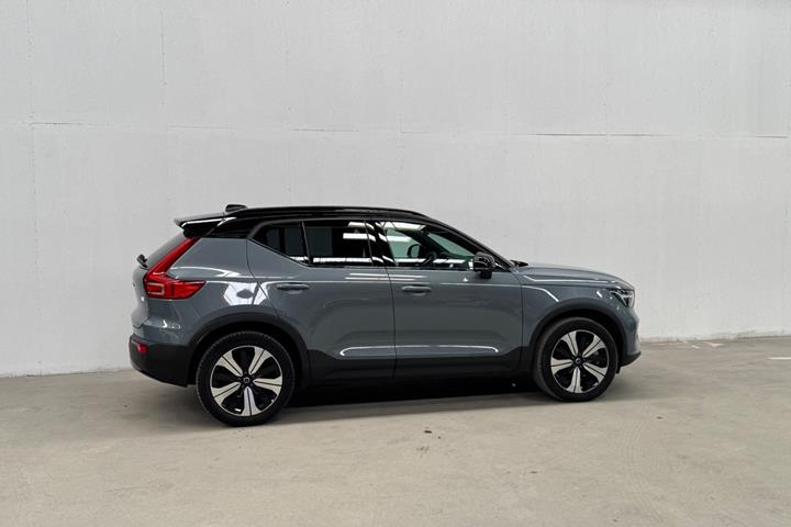 Grå Volvo XC40 fra 2023