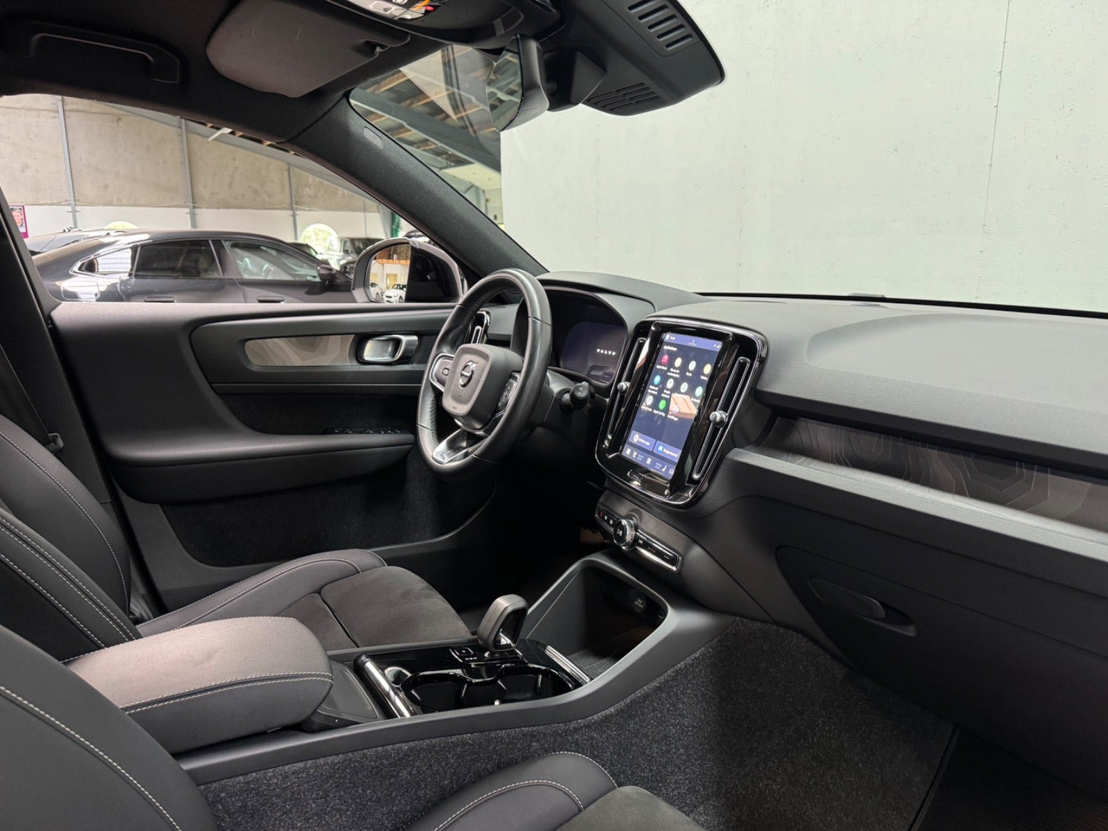 Grå Volvo XC40 fra 2023